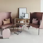 Tind 1500 H sofaer sammen med Misto puff og Root bord Fora Form