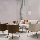 Tind sittegruppe med lav rygg og Root bord Fora Form