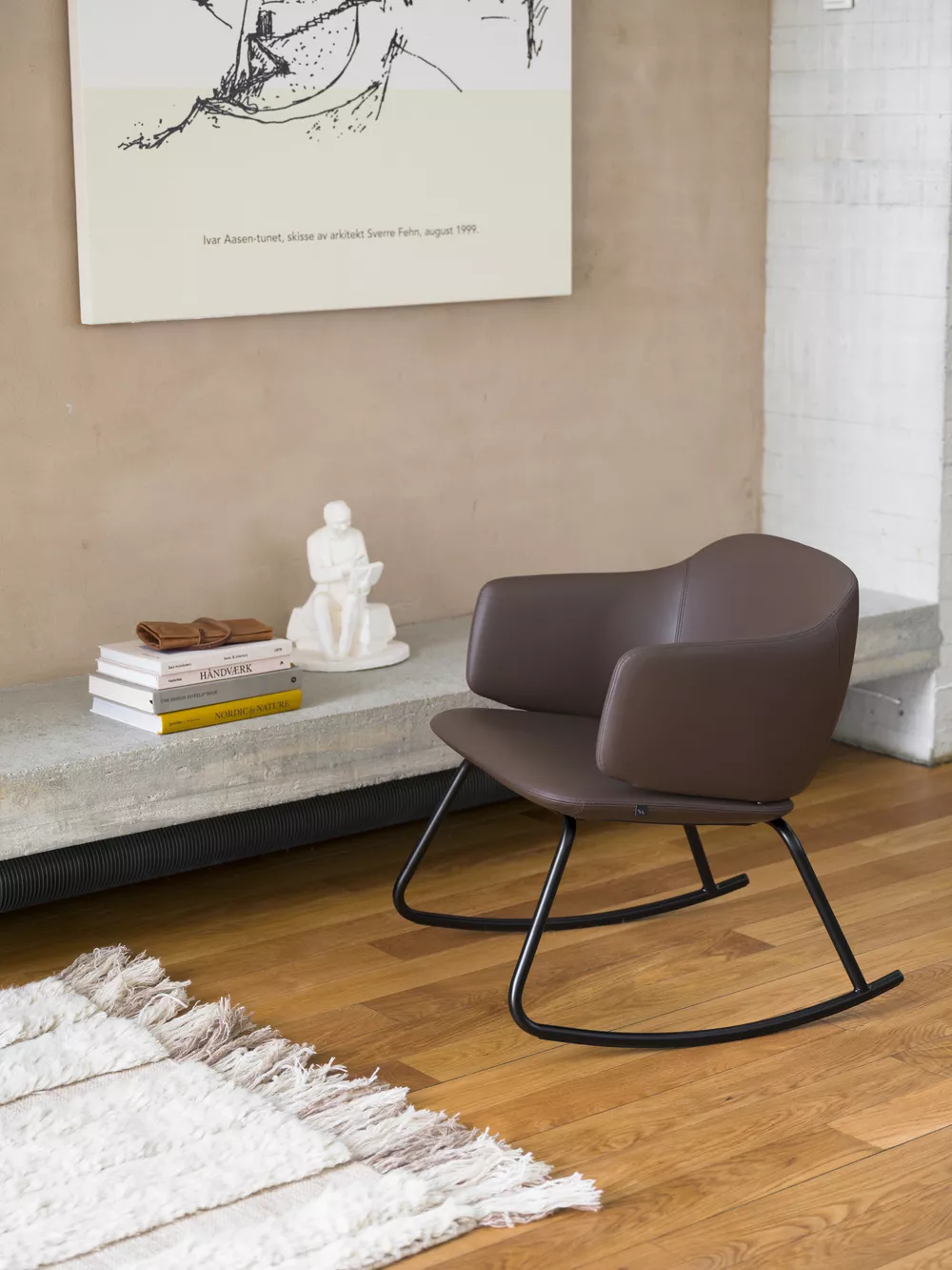 Dwell rocker in brown leather from Fora Form