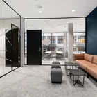 Møteromssenter med Kove sofa Misto puff og Root bord fra Fora Form