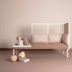 Senso sofa med hvitvasket spiler og bord fra Fora Form