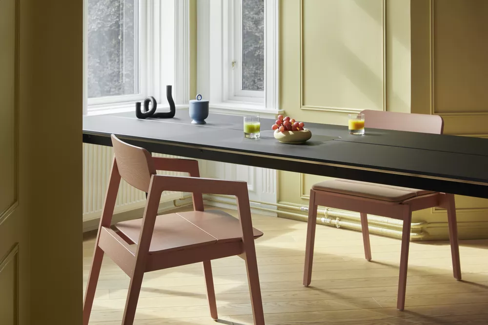 Knekk wood table in blackstained and chairs in blended green