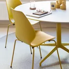 City stoler i gult sammen med Kvart bord Fora Form