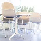 Con I stol hengende på et Kvart bord Fora Form