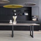 Roma bord med kabelluker og bordplate i hvitvasket eik finer og sort understell Fora Form