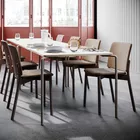 En kantine med Atrium Wood stoler og Clip bord fra Fora Form