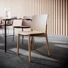 Atrium Wood i eik natur i en kantine fra Fora Form