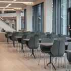 City stoler med cover og Kvart bord i en kantine Fora Form