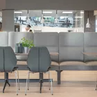 City stoler med cover Senso sofa med høy rygg og Kvart bord i en kantine Fora Form