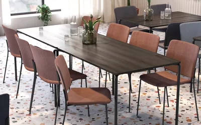 Clip Noir table and Atrium chairs from Fora Form HR