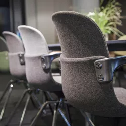Con IV chairs with armrest Fora Form