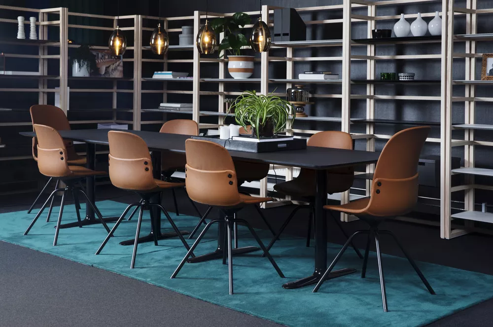 Con chairs in leather and Myk table Fora Form