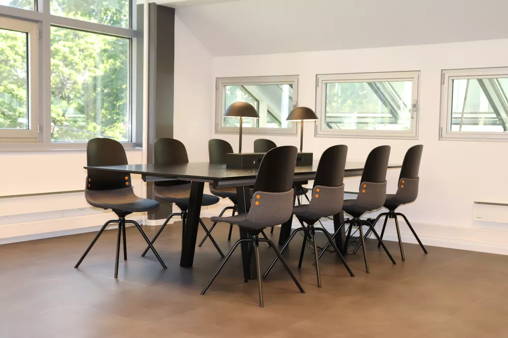 Con chairs with high black stained veneere backs Fora Form