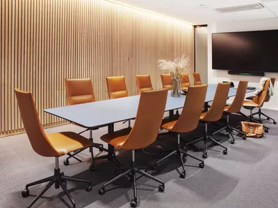 Fjell konferansestoler med hevsenk og Kvart møtebord Fora Form