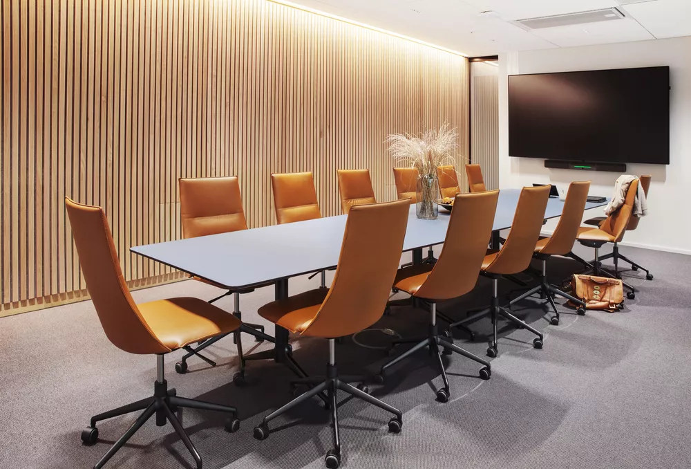 Fjell konferansestoler med hevsenk og Kvart møtebord Fora Form