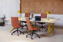Fjell møteromsstol med armlen og Kvart bord fra Fora Form