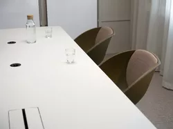 Kvart bord og Popcorn stoler fra Fora Form