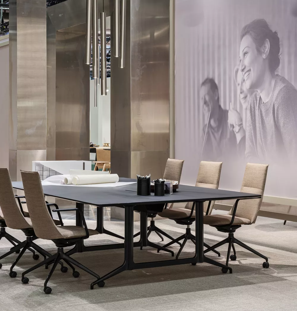 Fjell chairs with 4-star base with Kvart table Fora Form