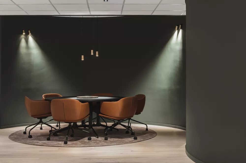 Dwell chairs and Kvart table in a meeting at Fora Form