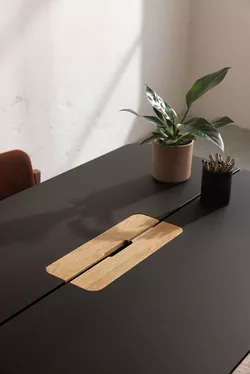 Knekk Wood table with kabel hatch Fora Form
