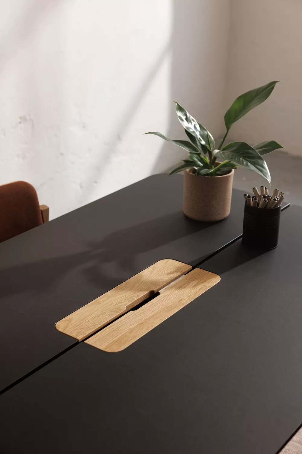 Knekk Wood table with kabel hatch Fora Form
