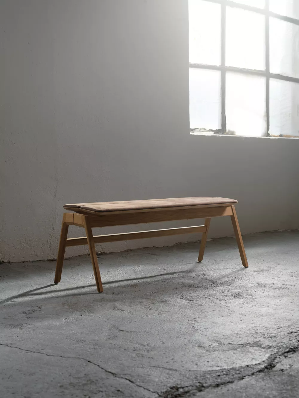 Knekk Bench with fixed cushion in leather from Fora Form