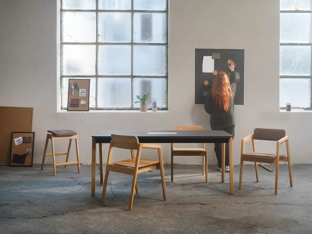Knekk Wood table with senterpiece and Knekk chairs from Fora Form
