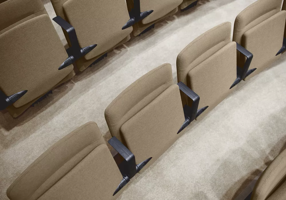 Arena auditorium stol er smal og tar liten plass Fora Form