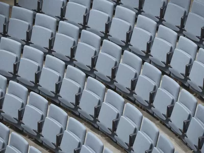Arena stol med medium rygg i et buet auditorium Fora Form