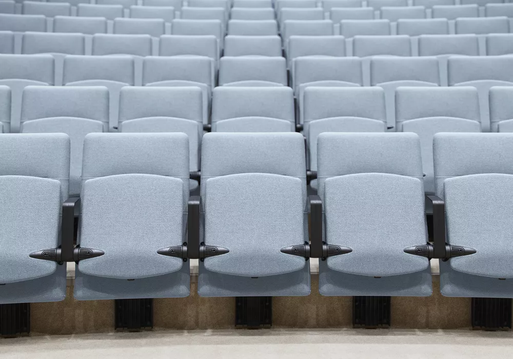 Arena stol med medium rygg i et auditoriesal Fora Form