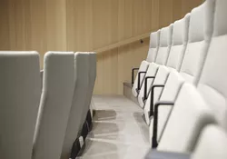 Arena auditoriumstol med armlen har god plass mellom radene Fora Form