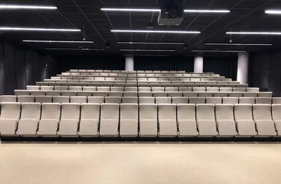 Auditorium hos Powerhouse Brattørkaia med Audio stol høy rygg og lite avlastningsbord Foto Jan Tore Herfjord