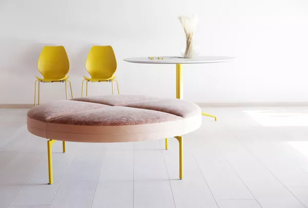 Senso pall City stoler og Kvart bord i gul harmoni Fora Form
