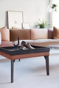Senso sofa med påmontert bord i eik og eik understell Fora Form