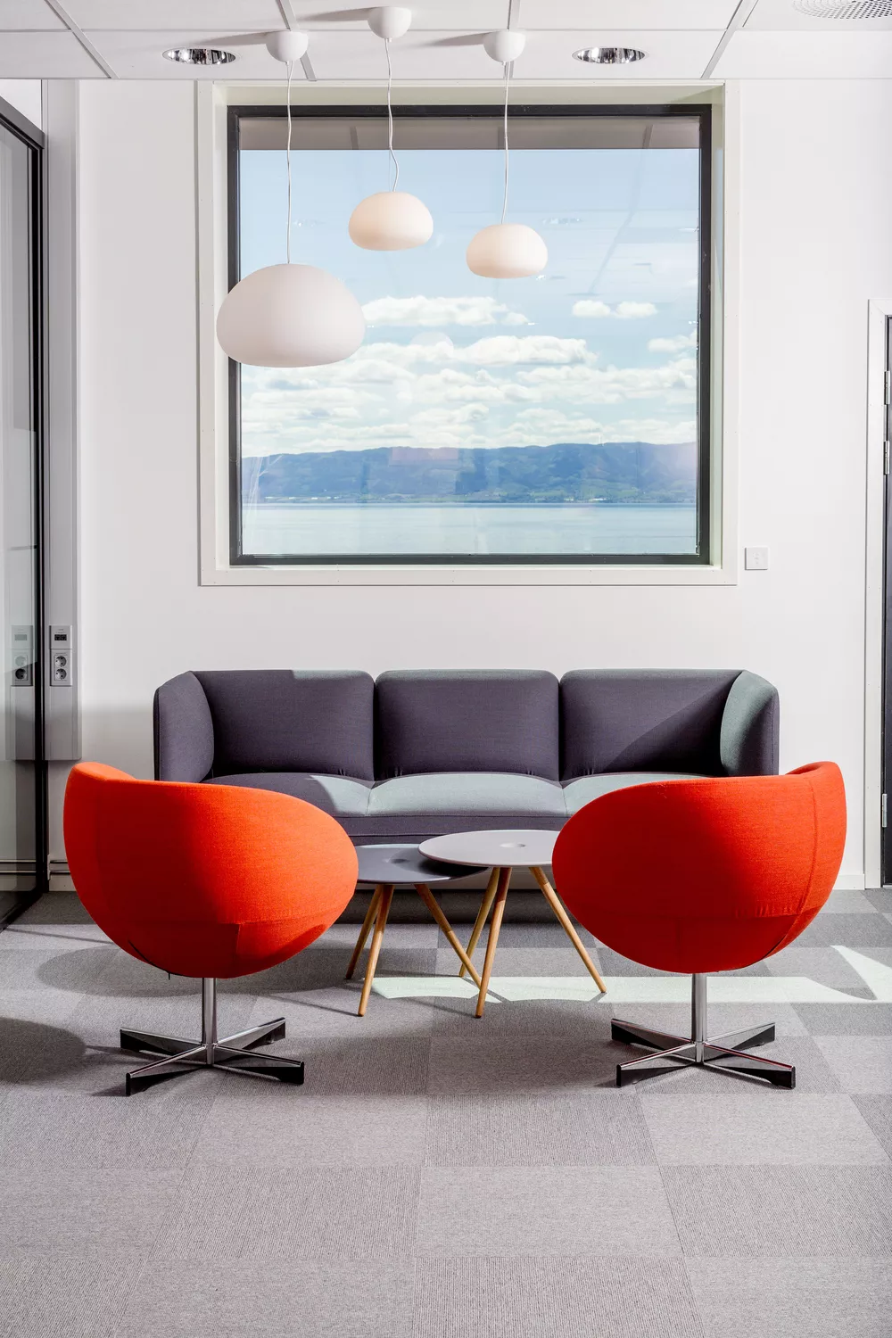 Senso sofa med lav rygg Cup kaffebord og Planet stoler Fora Form