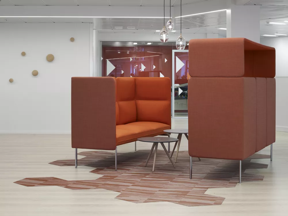 Senso sofa og Cup bord i Mediateket Fora Form