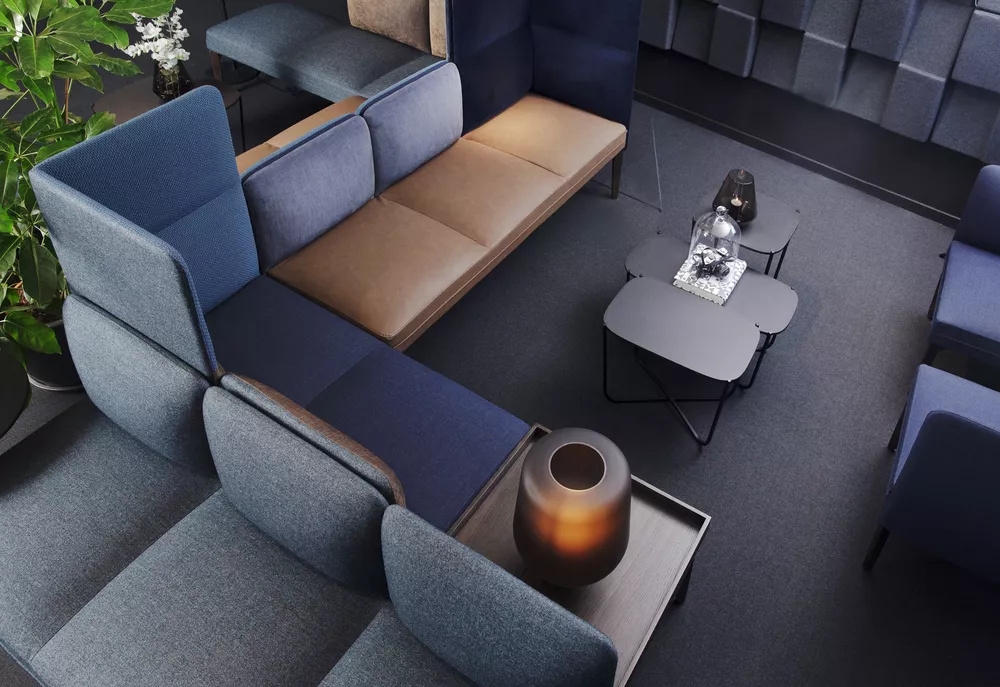 Senso sofasystem i ulike tekstiler med bord og base i eik Root bord Fora Form