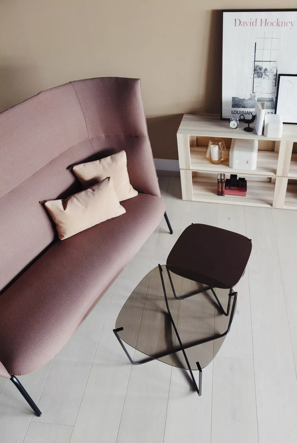 Tind 1500 H sofa med Root bord i glass og valchromat Fora Form