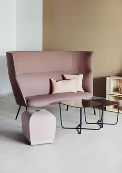 Tind 1500 H sofa sammen med Misto puff og Root bord Fora Form