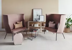 Tind 1500 H sofaer sammen med Misto puff og Root bord Fora Form