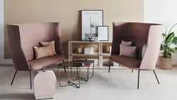 Tind 1500 H sofaer sammen med Misto puff og Root bord Fora Form