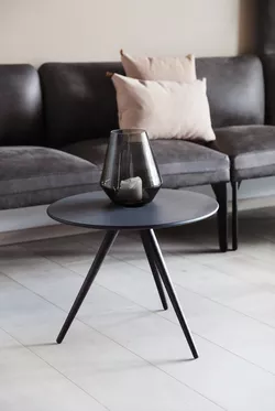 Cup bord med Senso sofa i bakgrunnen Fora Form