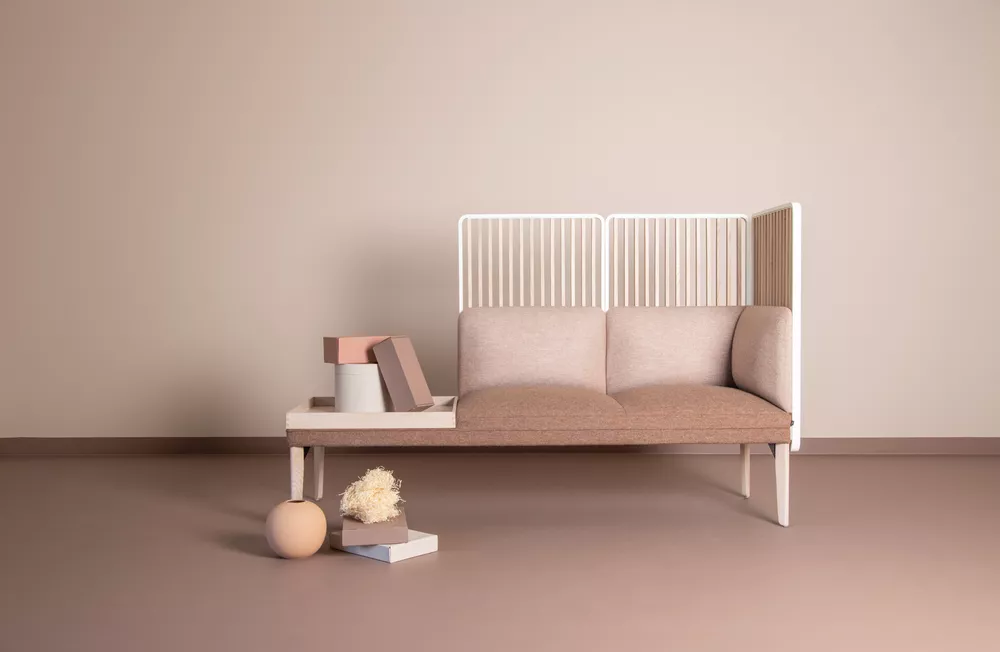 Senso sofa med hvitvasket spiler og bord fra Fora Form