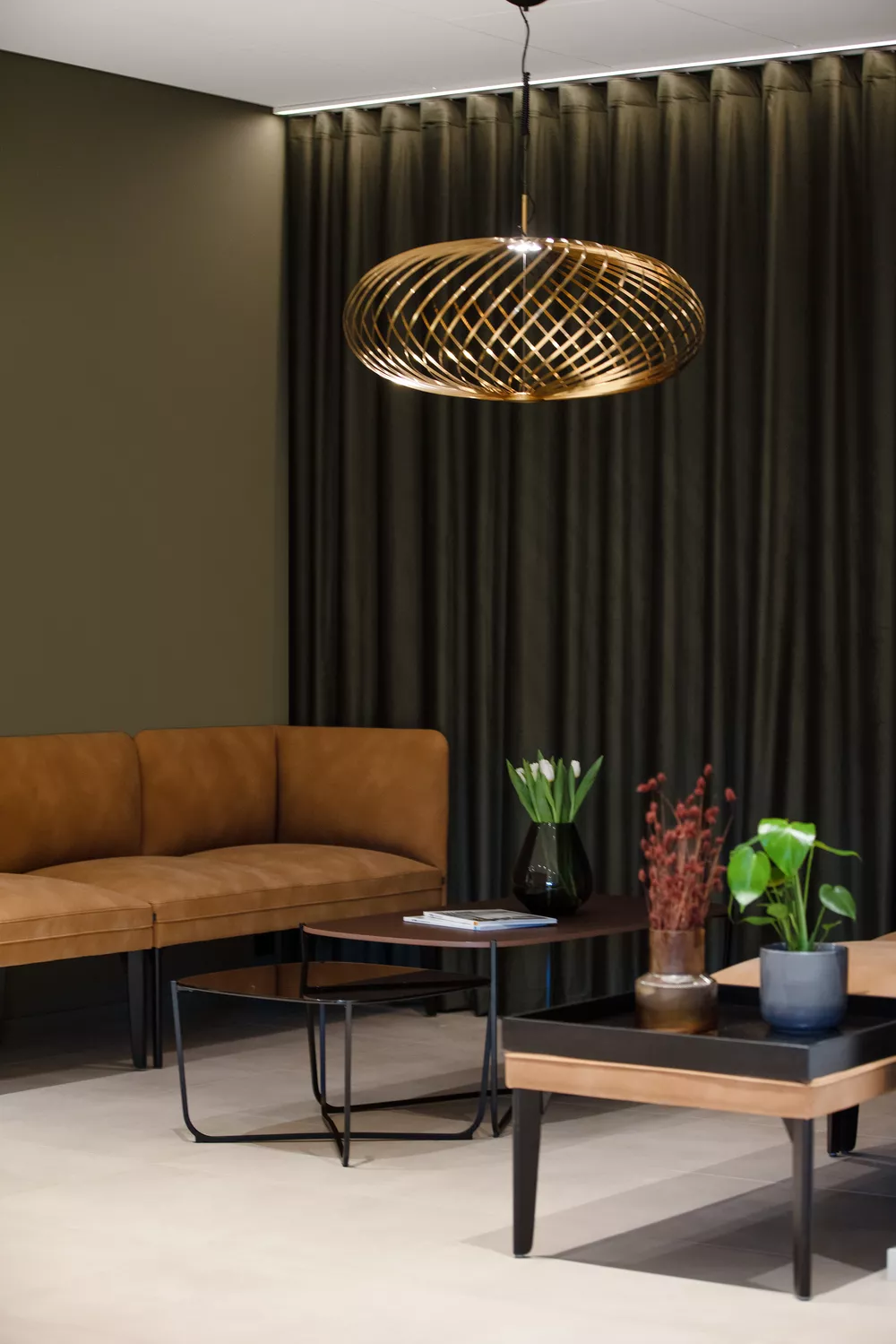 Senso sofa med sortbeiset eik og Root bord fra Fora Form