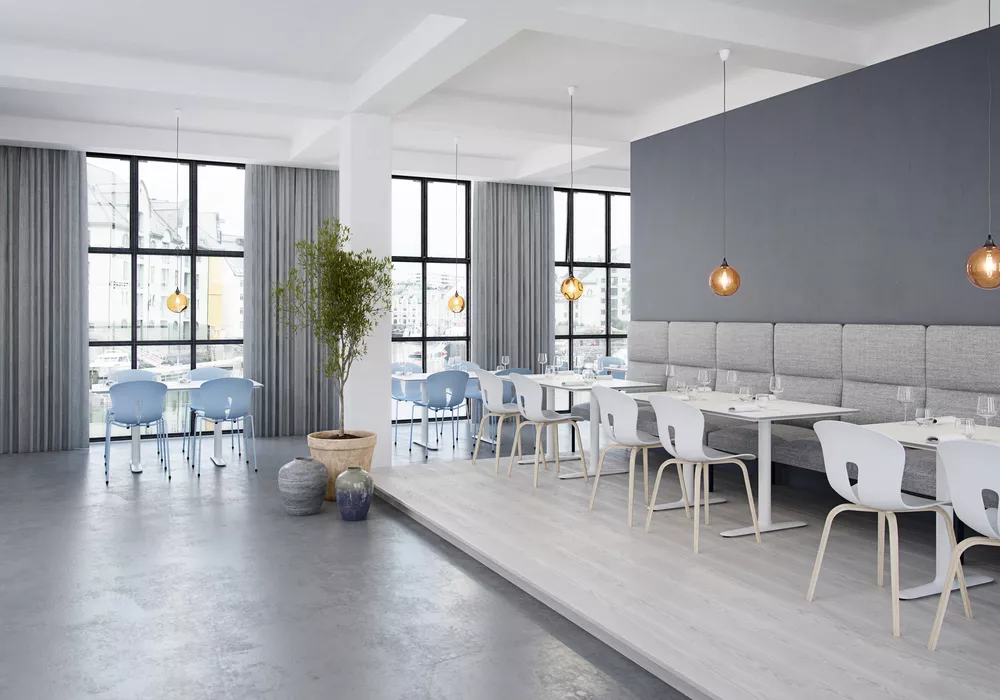 Pond stoler Roma bord og Ssenso sofa i en restaurant Fora Form