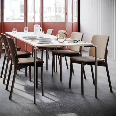 En kantine med Atrium Wood stoler og Clip bord fra Fora Form
