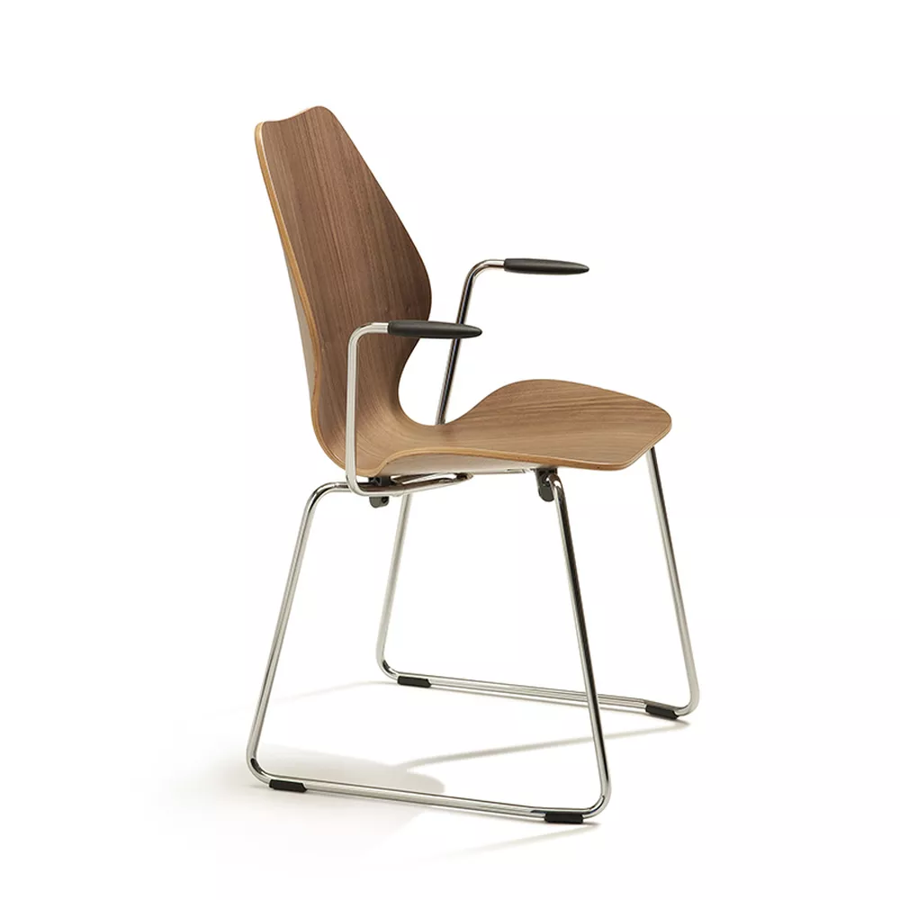 City III stol i valnøtt med armlen pos II Fora Form