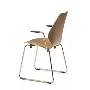 City III stol i valnøtt med armlen Fora Form