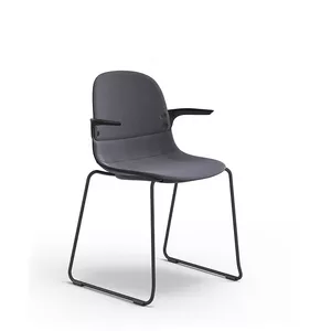 Con II med lav rygg og armlene og base i sort epoxy Fora Form