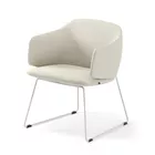 Dwell sled stol i offwhite tekstil og hvit understell fra Fora Form